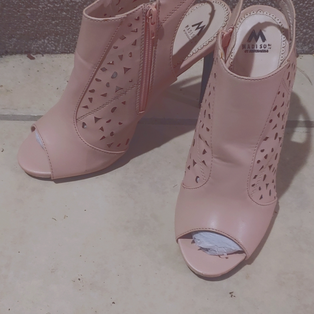 Peep toe pumps w/ slingback